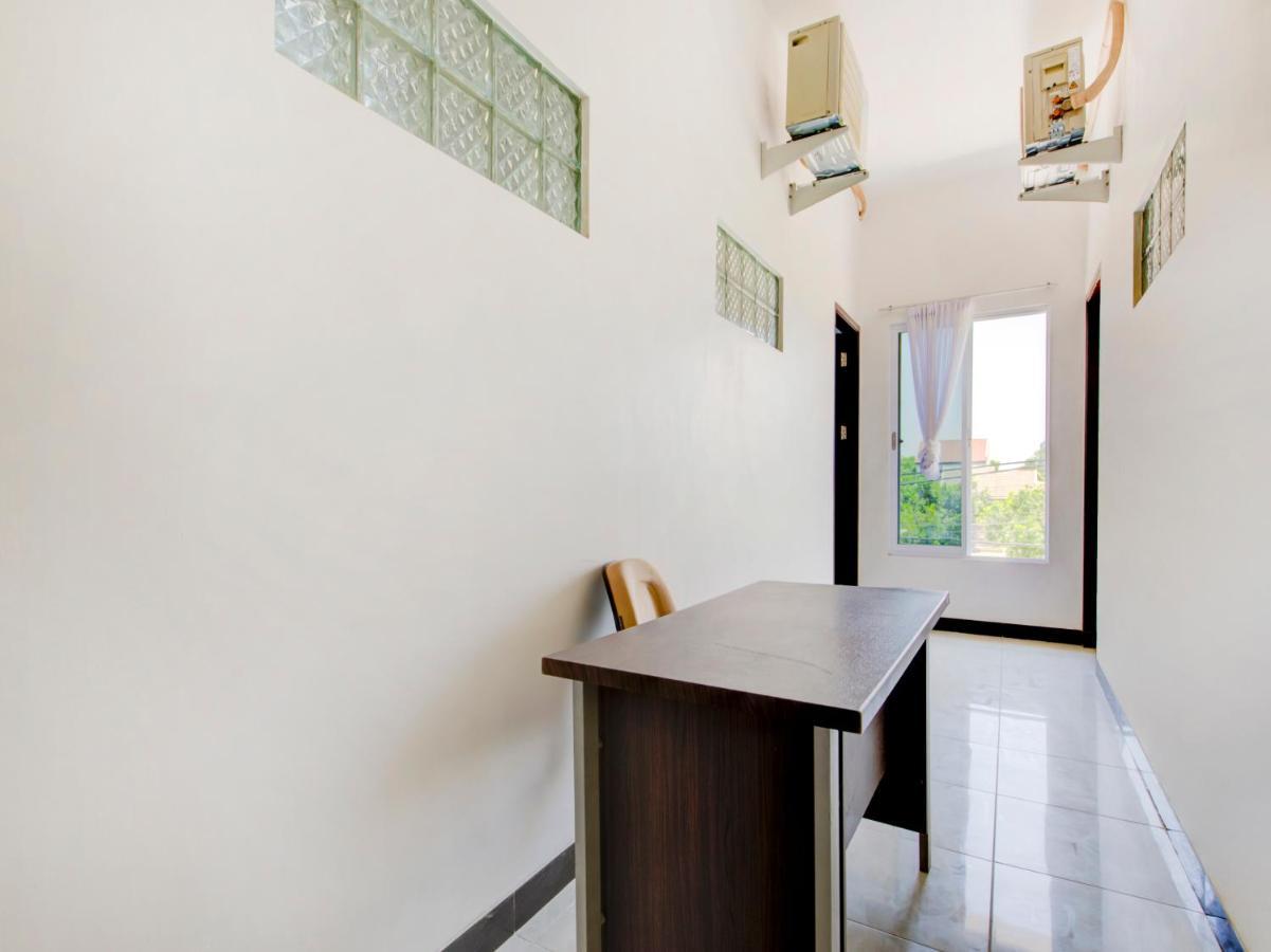 Oyo Life 3987 Kost Aditya Surabaya Kültér fotó