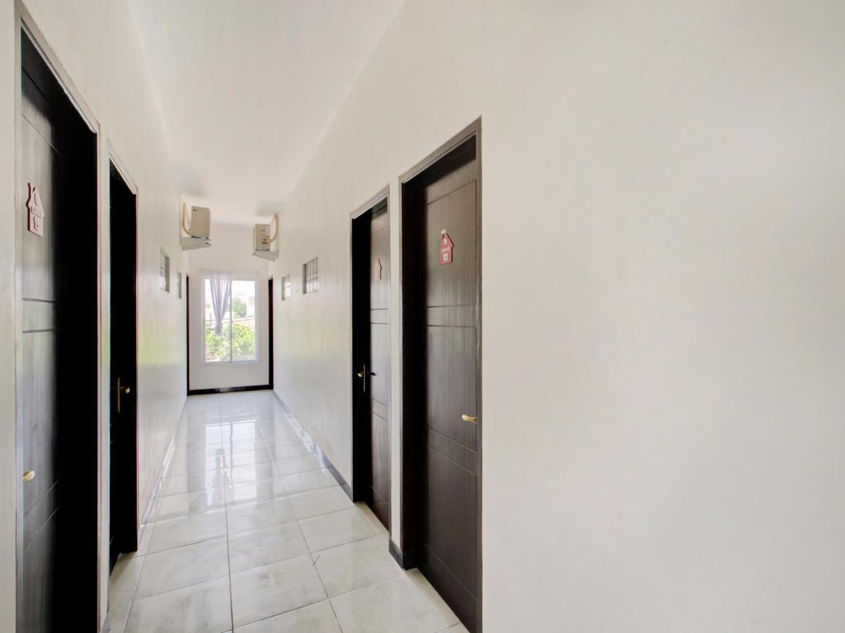 Oyo Life 3987 Kost Aditya Surabaya Kültér fotó